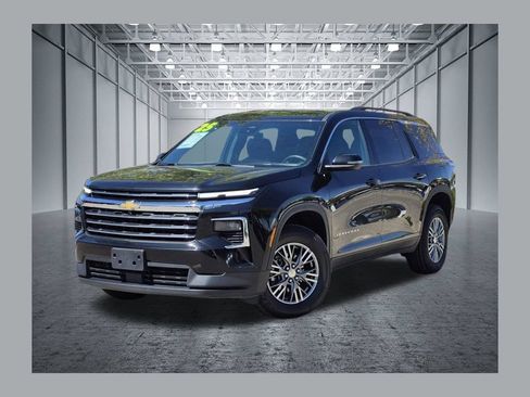 Certified 2025 Chevrolet Traverse LT FWD image 1