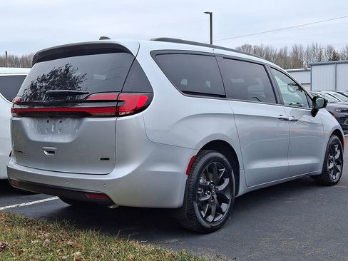 New 2026 Chrysler Pacifica Select w/ S Appearance Package image 5