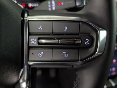 Used 2025 GMC Acadia Elevation AWD/4WD image 19