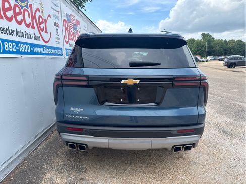 Used 2025 Chevrolet Traverse LT w/ Driver Confidence Package FWD image 4