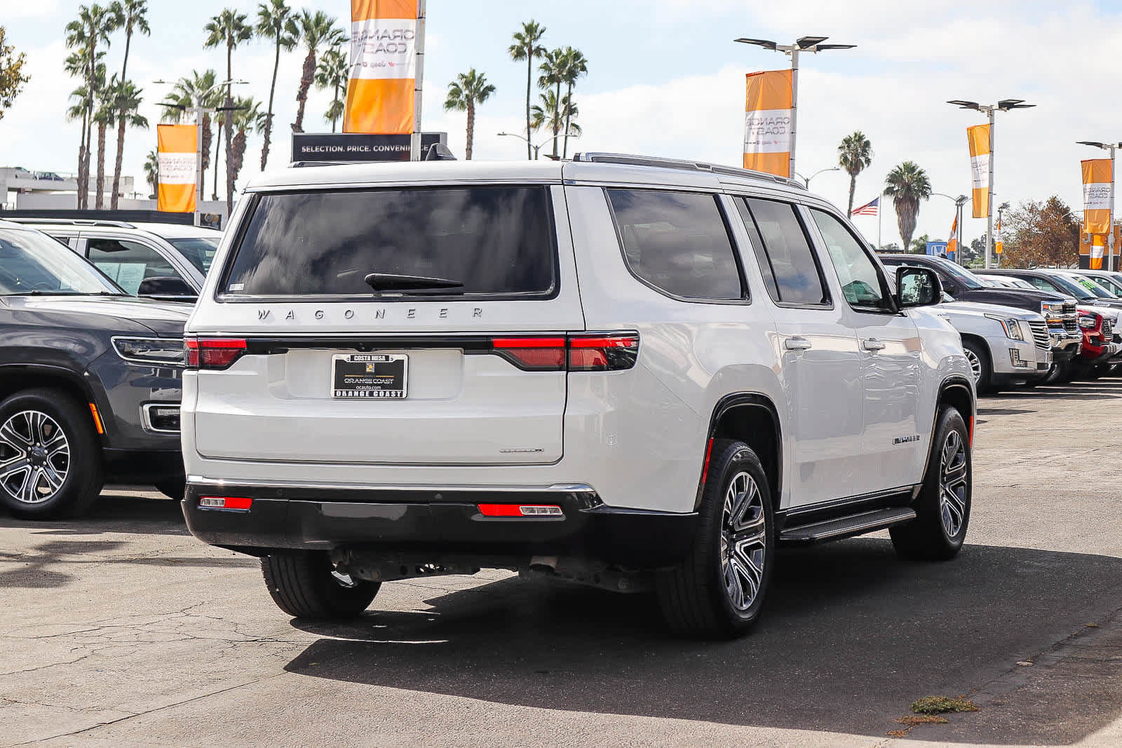 Used 2024 Jeep Wagoneer L Series II RWD image 4