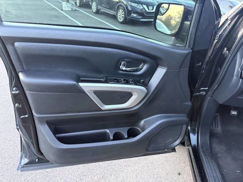 Used 2018 Nissan Titan SV w/ SV Convenience Package image 17