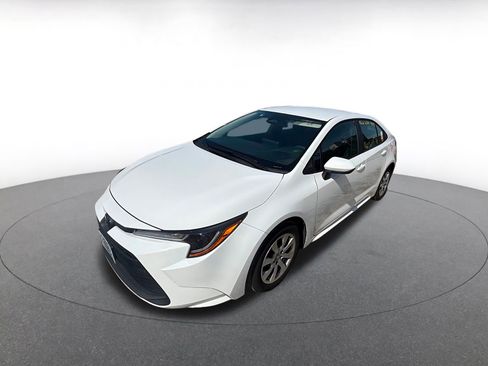 Used 2025 Toyota Corolla LE FWD image 2