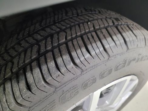 Used 2022 GMC Acadia SLT w/ GMC Pro Grade Package image 30