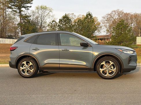 Used 2025 Ford Escape ST-Line image 2