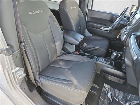 Used 2018 Jeep Wrangler Sahara w/ Connectivity Group AWD/4WD image 17