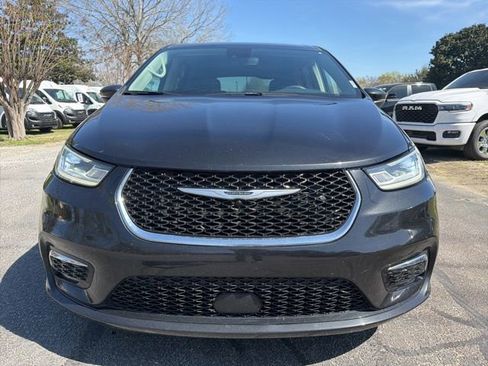 Used 2023 Chrysler Pacifica Touring-L image 8