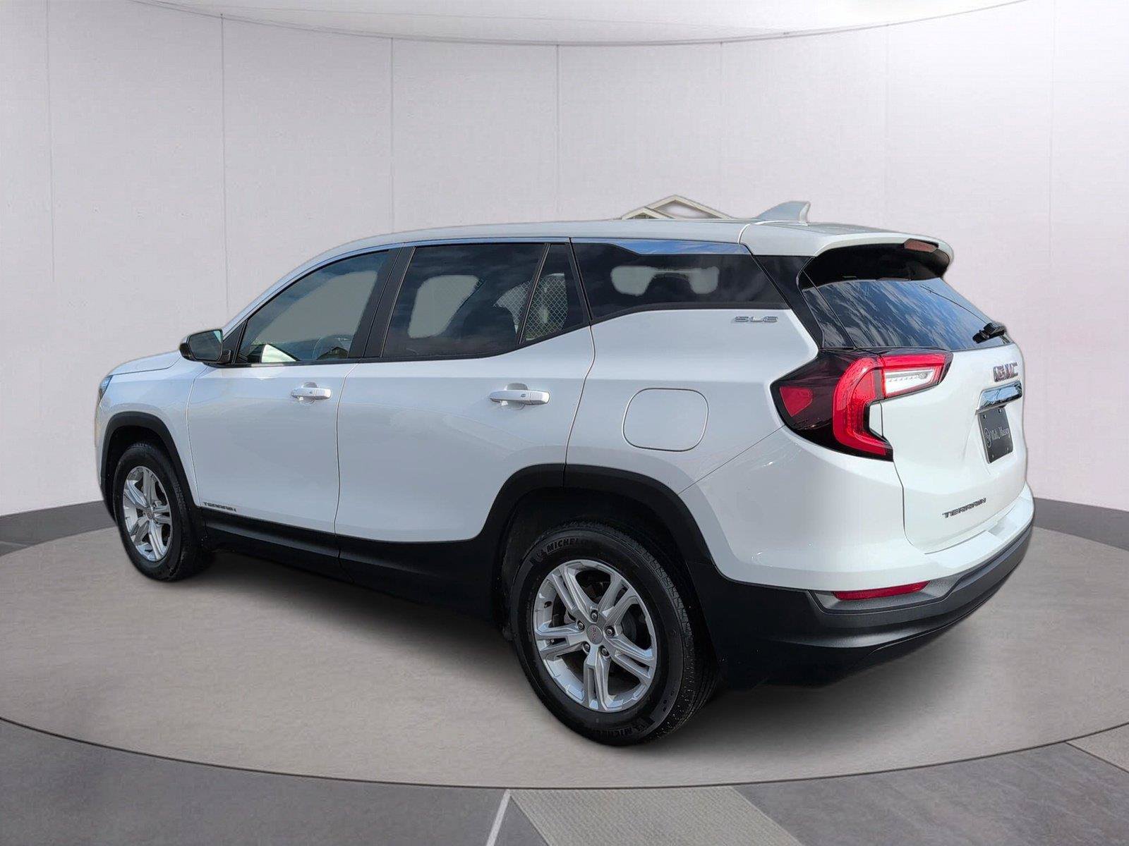 Used 2024 GMC Terrain SLE FWD image 3