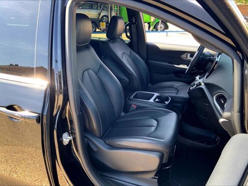 Used 2025 Chrysler Pacifica Select FWD image 9