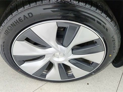 Used 2024 Tesla Model Y Long Range image 61