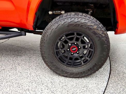 Used 2016 Toyota Tacoma TRD Sport w/ Towing Package AWD/4WD image 9