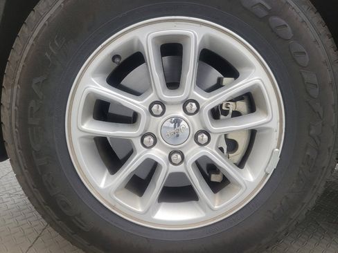 Used 2018 Jeep Grand Cherokee Laredo image 31