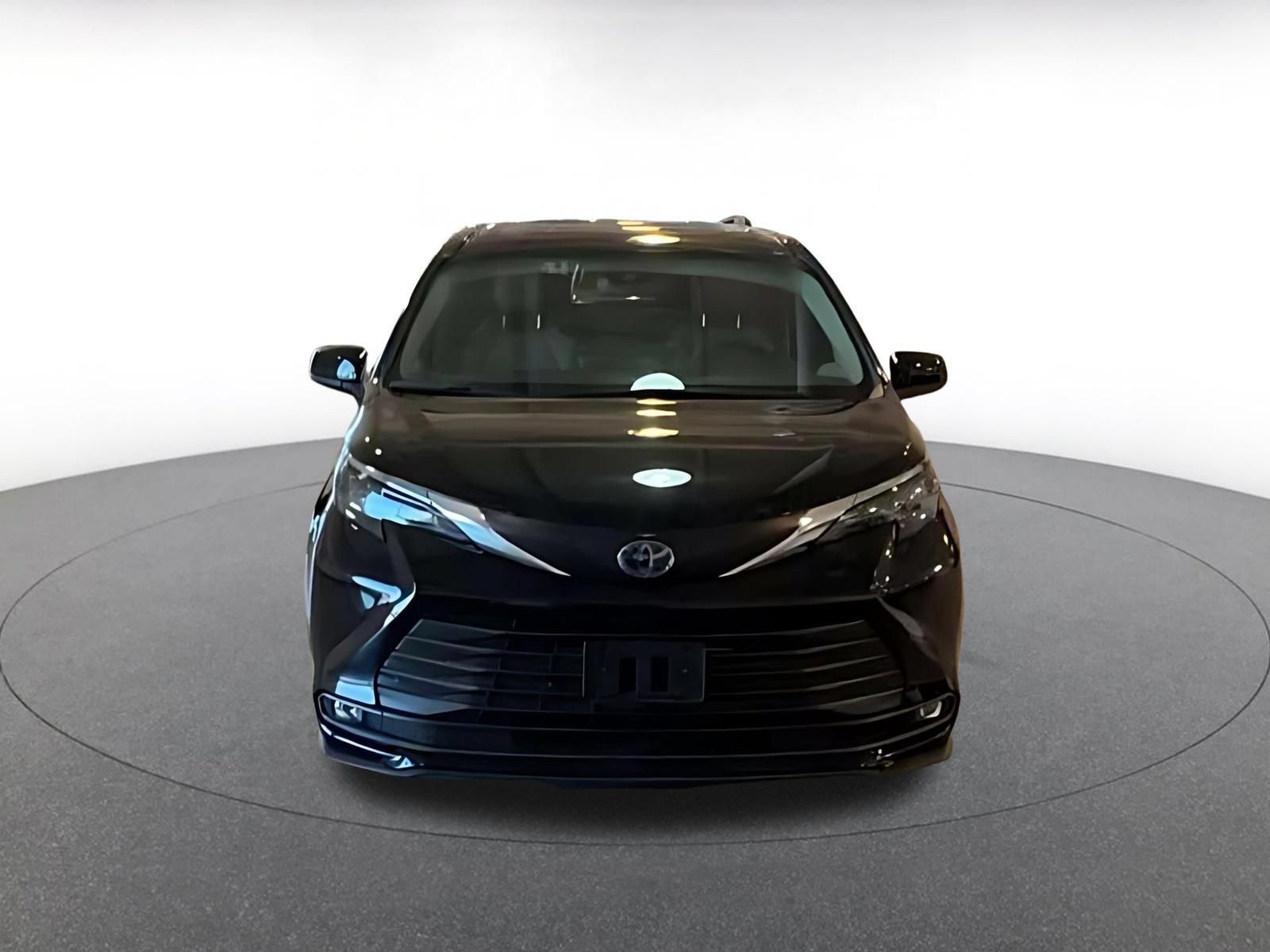 Used 2025 Toyota Sienna XLE FWD image 4
