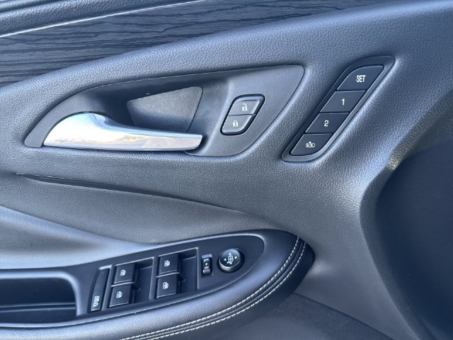 Used 2017 Buick Envision Essence FWD image 11
