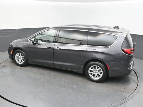 Used 2023 Chrysler Pacifica Touring-L image 36