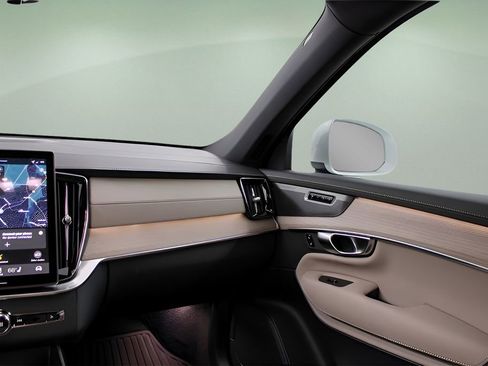 New 2026 Volvo XC60 B5 Plus w/ Protection Package Premier image 34