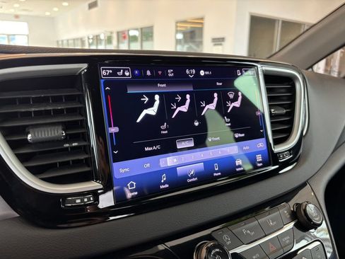 Used 2025 Chrysler Pacifica Select FWD image 20