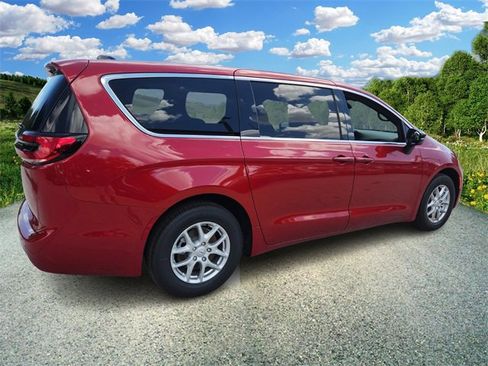 New 2026 Chrysler Pacifica Select image 4