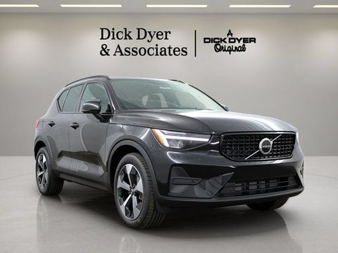 New 2026 Volvo XC40 B5 Core w/ Protection Package Premier AWD/4WD image 3