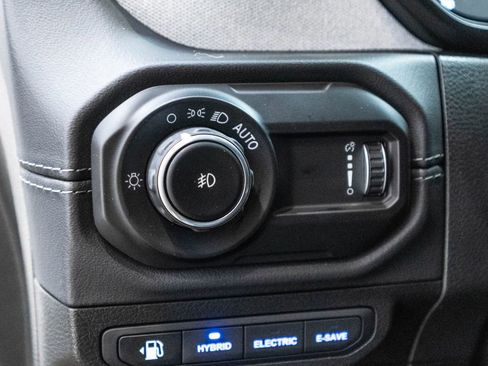 Used 2025 Jeep Wrangler Unlimited Sahara image 22