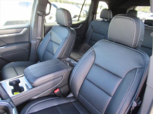 Used 2025 GMC Acadia Elevation image 16