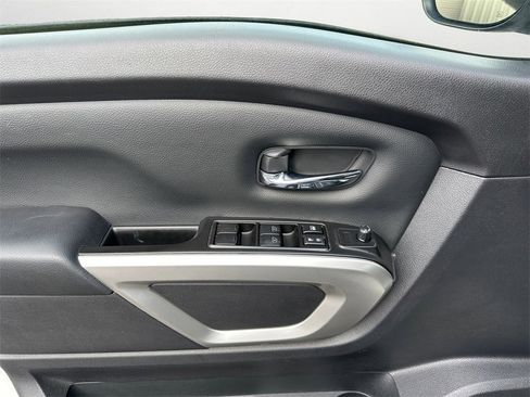 Used 2023 Nissan Titan SV image 23
