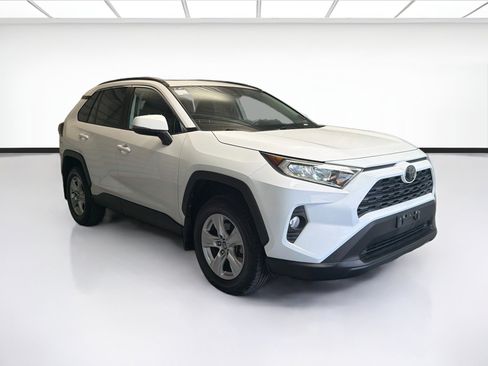 Used 2021 Toyota RAV4 XLE w/ Convenience Package FWD image 3