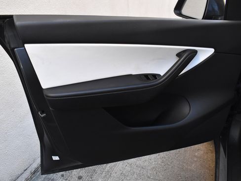 Used 2021 Tesla Model Y Long Range image 23