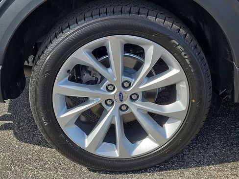 Used 2024 Ford Explorer Platinum w/ Technology Package AWD/4WD image 7