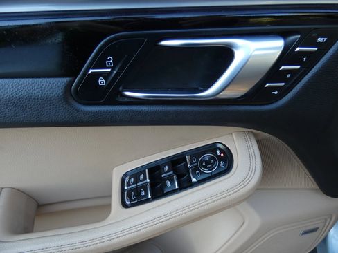 Used 2019 Porsche Macan image 46