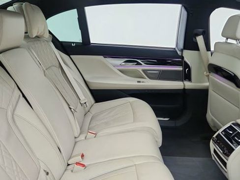 Used 2022 BMW 740i w/ M Sport Package image 24