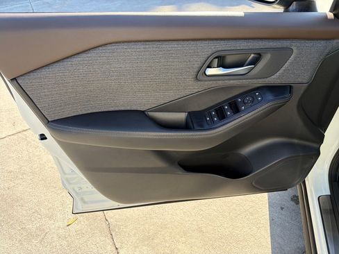 Used 2023 Nissan Rogue SV image 17