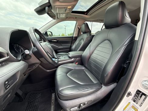 Certified 2021 Toyota Highlander XLE FWD image 13