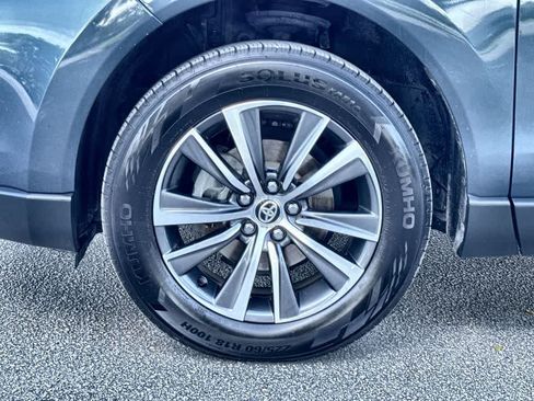 Used 2021 Toyota Venza LE AWD/4WD image 11