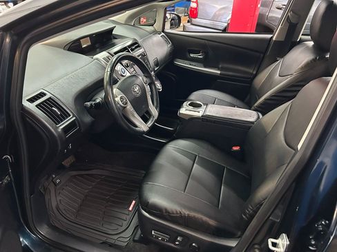 Used 2017 Toyota Prius V Four w/ Carpet Mat Package FWD image 14