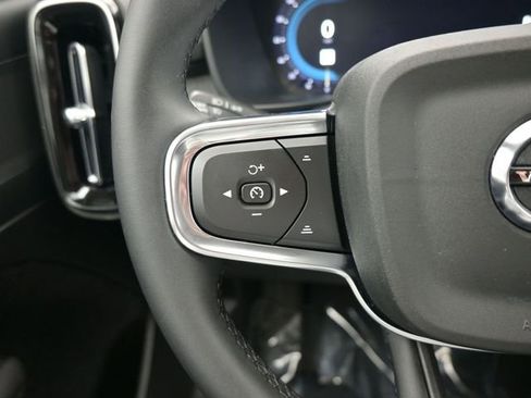 Used 2024 Volvo XC40 B5 Plus image 23