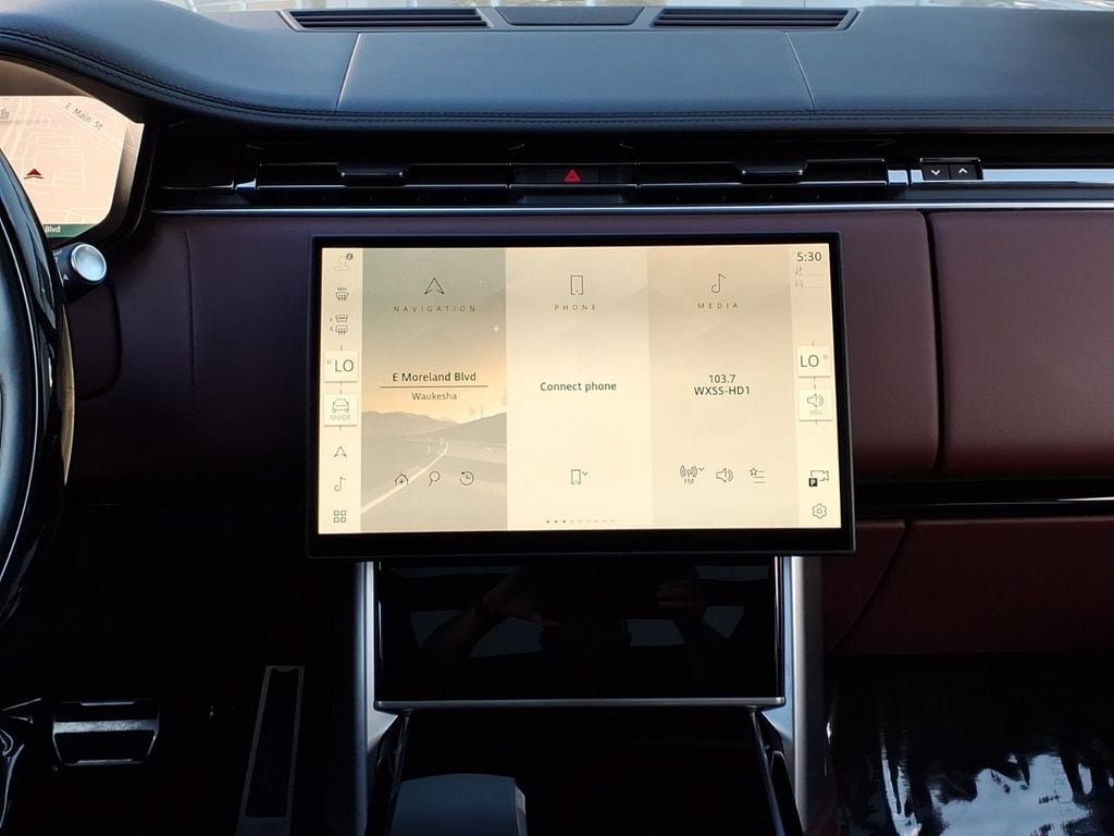 Certified 2025 Land Rover Range Rover SE AWD/4WD image 17