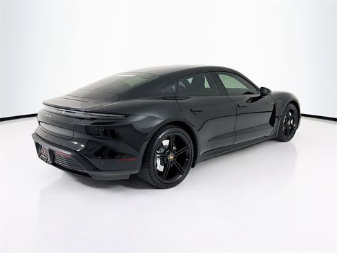 Used 2022 Porsche Taycan image 9