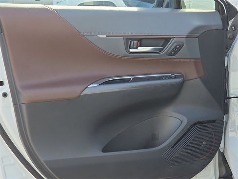 Used 2024 Toyota Venza Limited image 17