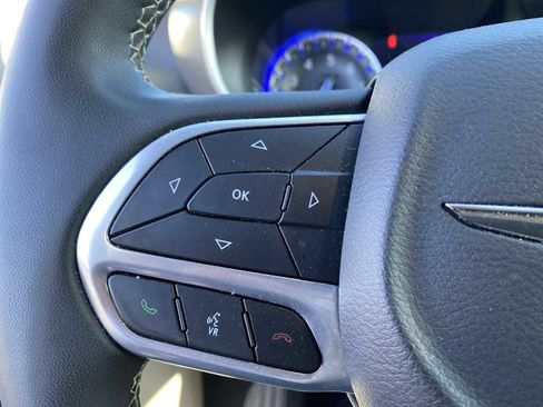 Used 2023 Chrysler Pacifica Touring-L image 20