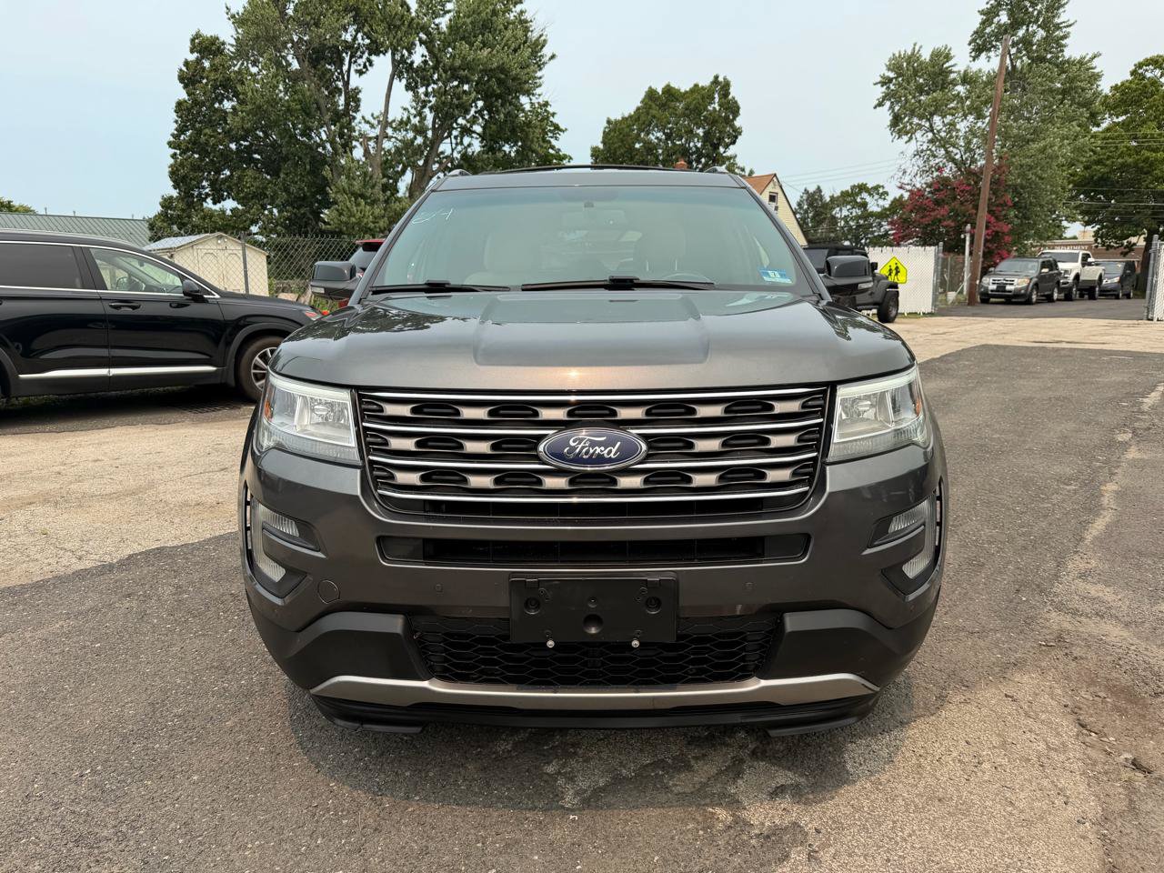 Used 2017 Ford Explorer XLT w/ Equipment Group 202A AWD/4WD image 2