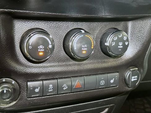 Used 2017 Jeep Wrangler Unlimited Rubicon AWD/4WD image 12