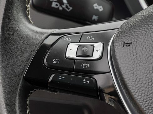 Used 2021 Volkswagen Tiguan SE w/ Panoramic Sunroof Package image 34