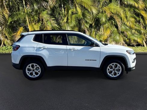 Used 2025 Jeep Compass Latitude AWD/4WD image 4