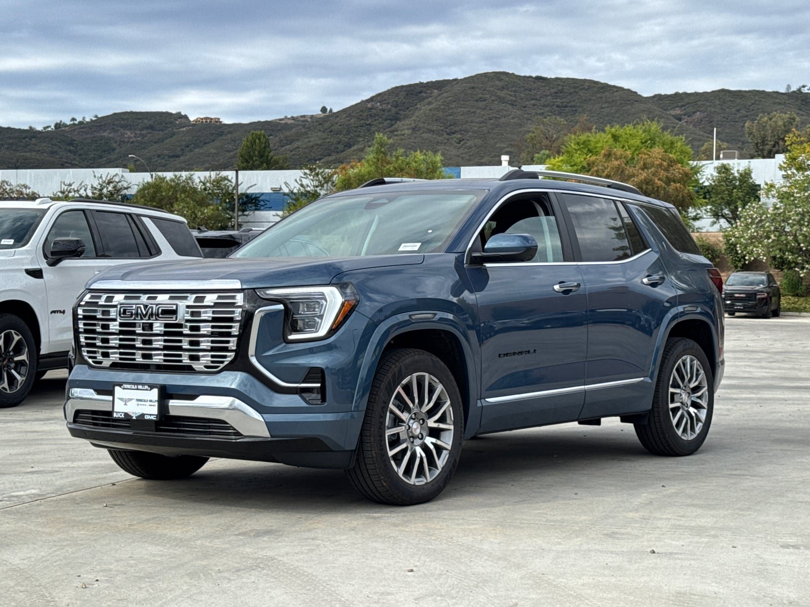 New 2027 GMC Terrain Denali w/ LPO, Black Badging Package AWD/4WD image 4