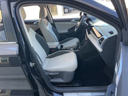 Certified 2025 Volkswagen Taos SE image 37