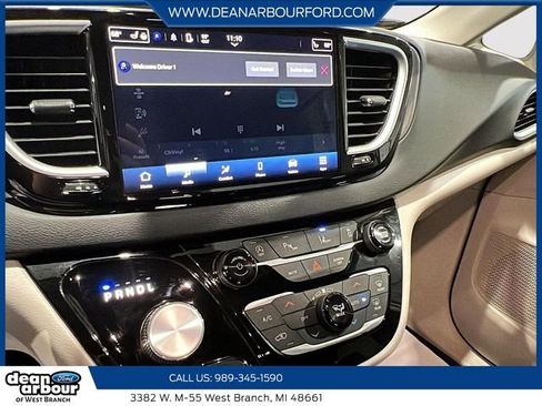 Used 2023 Chrysler Pacifica Touring-L FWD image 15