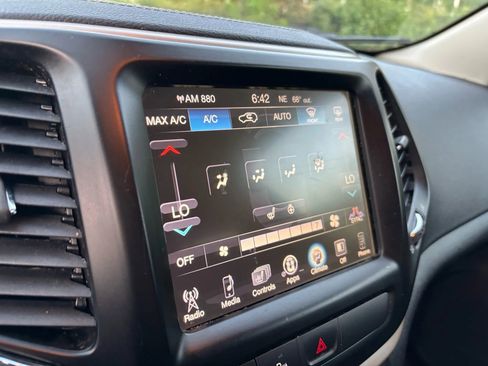 Used 2018 Jeep Cherokee Limited image 24