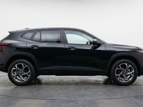 Used 2025 Chevrolet Trax LT FWD image 11