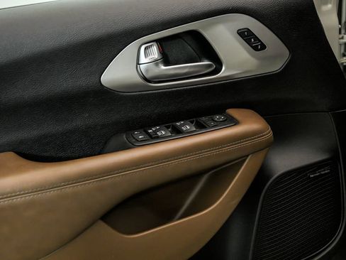 Used 2021 Chrysler Pacifica Limited w/ Uconnect Theater Family Group image 9